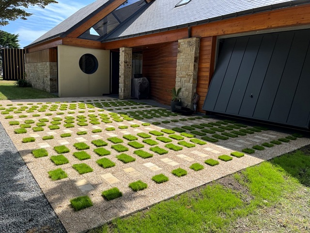 Aire de Stationnement pour une maison individuelle avec son propre système d’arrosage intégré écologique